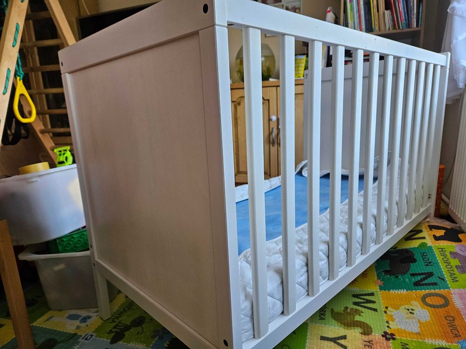 Łóżeczko białe drewniane Ikea Sundvik + materac Ikea i ochraniacz