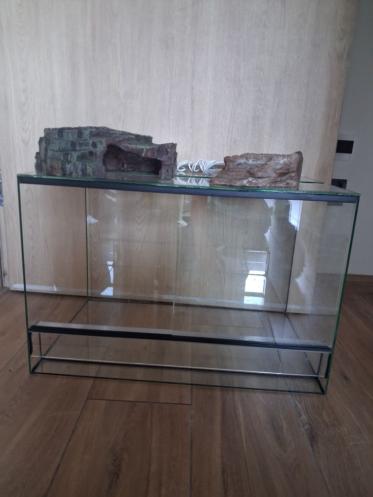 Terrarium z kryjówką,miską i lampką
