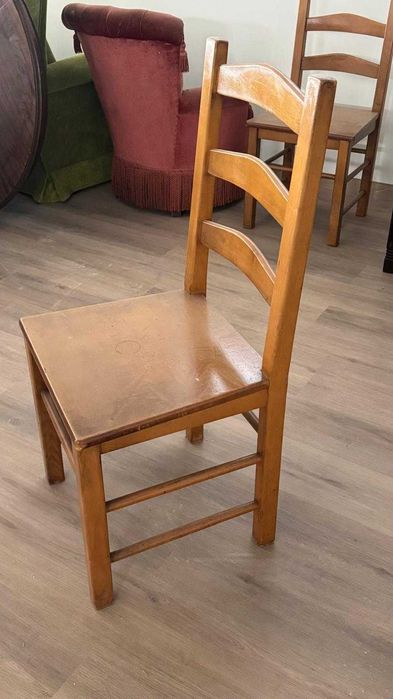 Conjunto de 8 Cadeiras de Madeira – Bom Estado