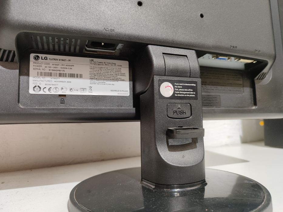 Monitor LCD 19 cali LG FLATRON W1942T Sprawny + Okablowanie