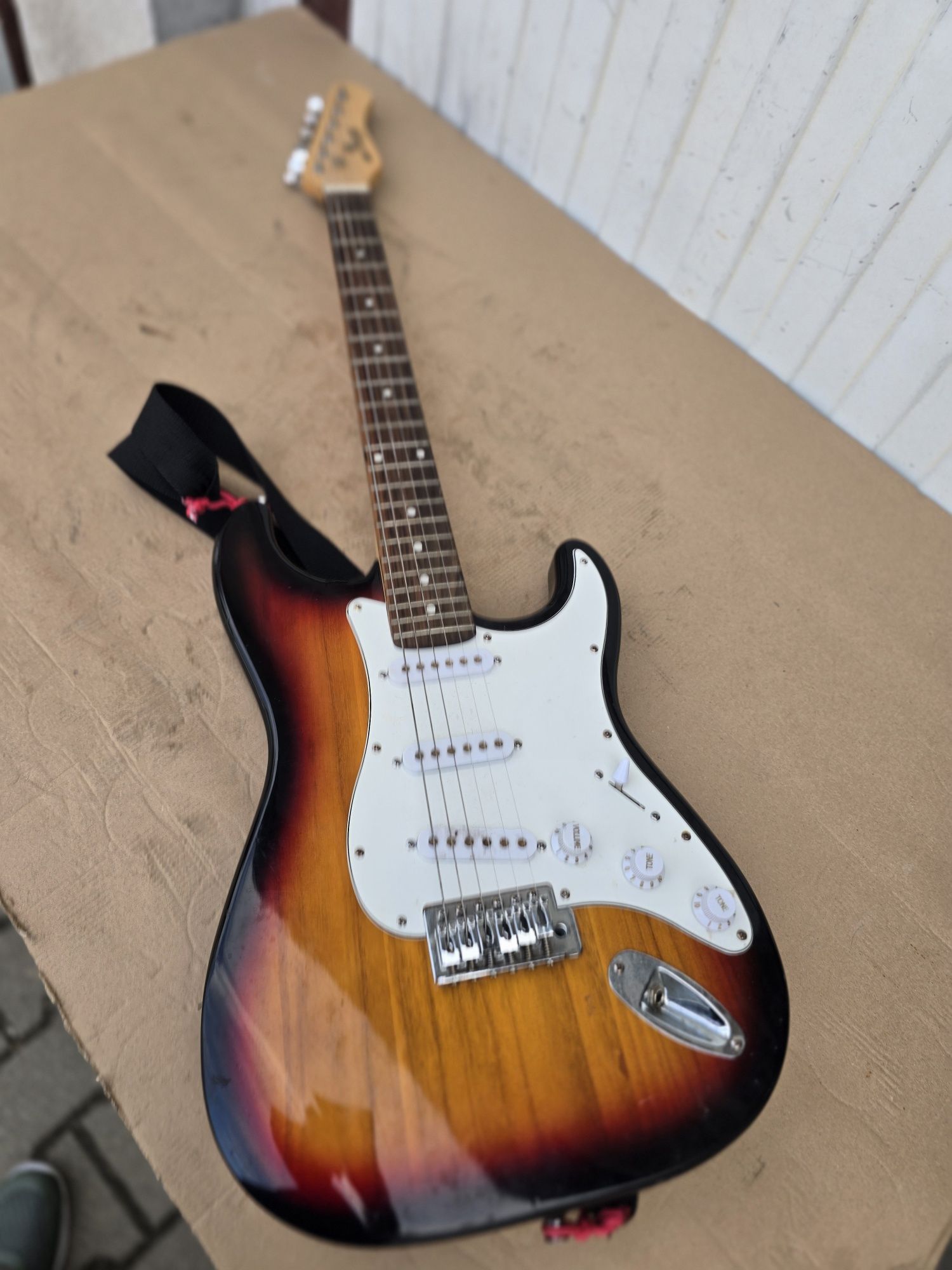 Gitarą elektryczna z małym piecykiem.