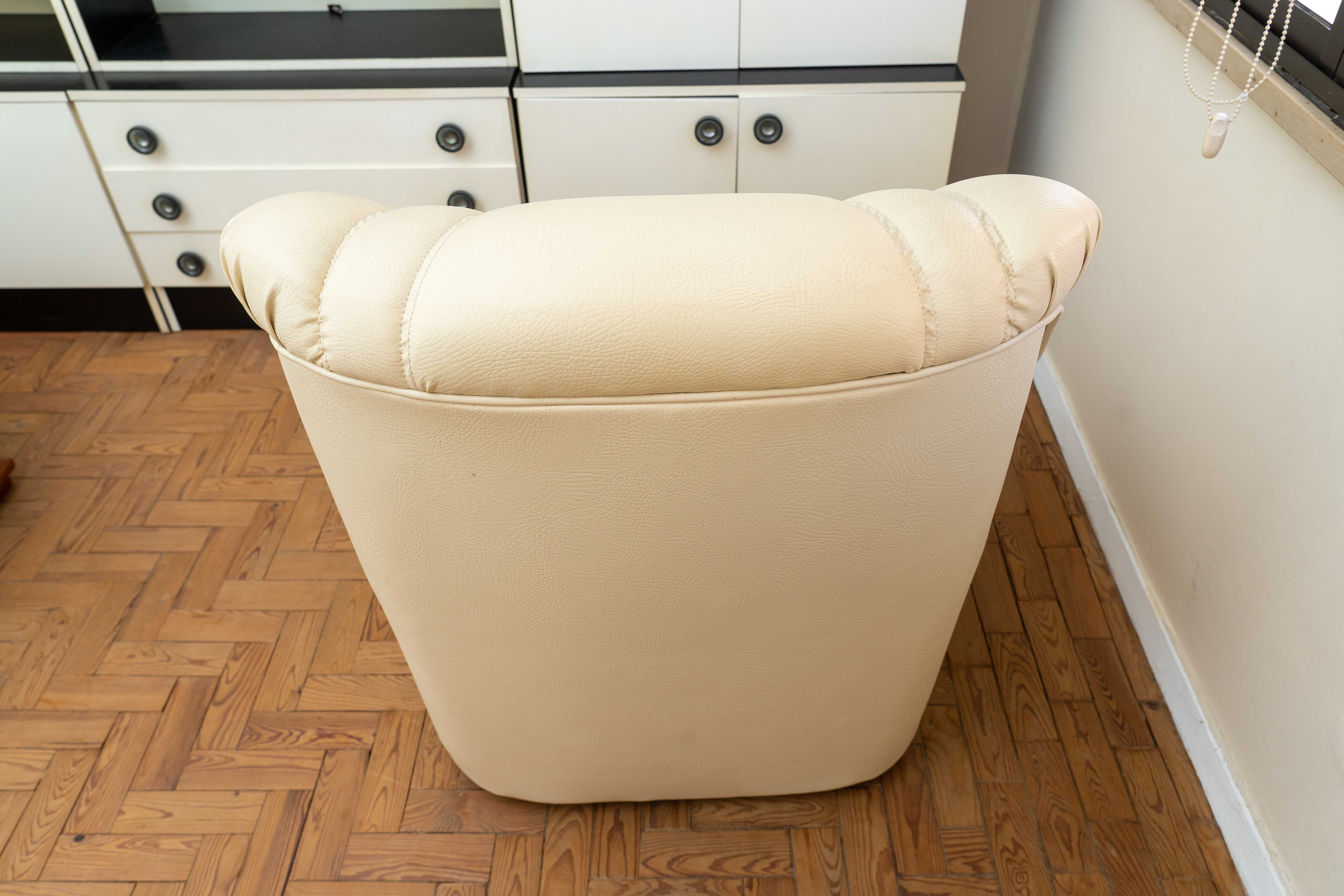 Sofá-cama de 3 lugares em pele branca e 2 poltronas