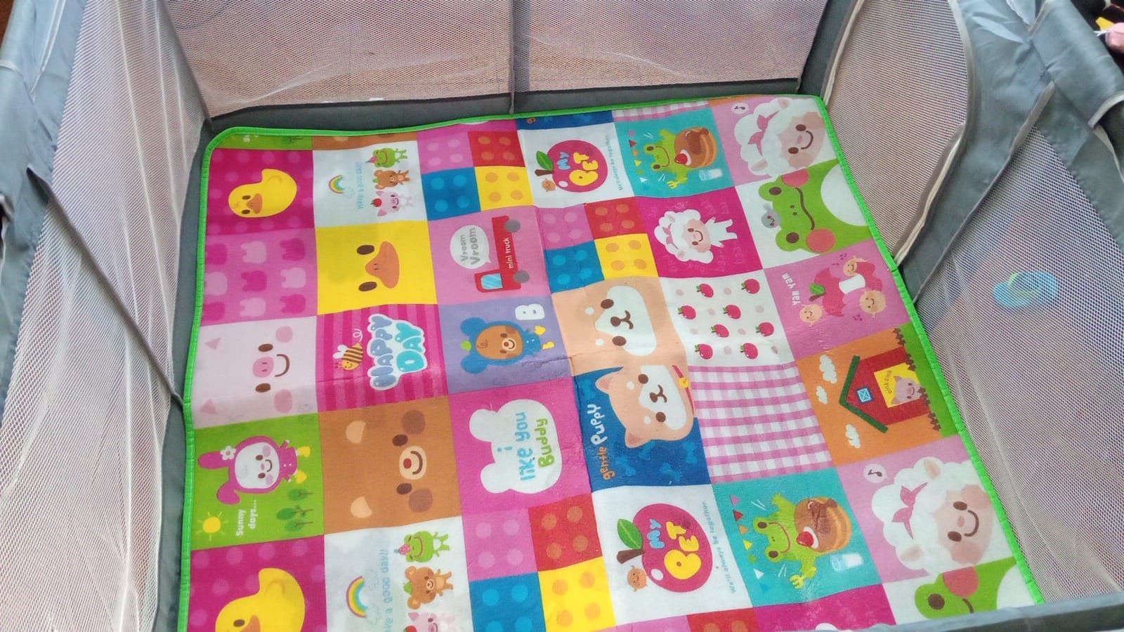 Sofá pequeno e parquinho de bebe