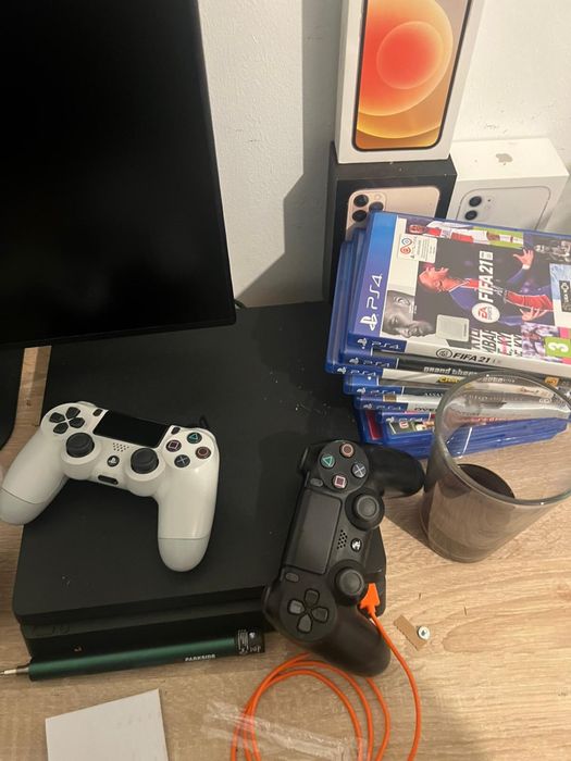 Ps4 com 2 comandos e jogos