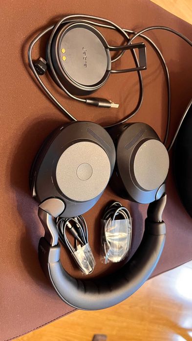 Jabra Evolve2 85 + Stacja Ładująca – Stan jak nowe