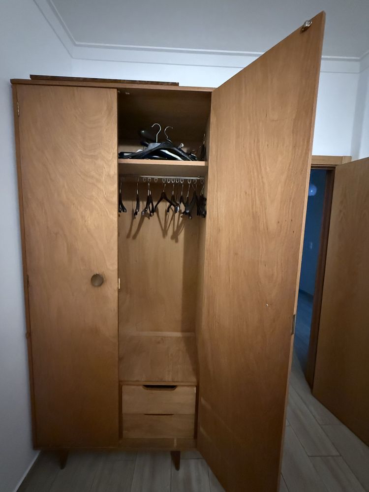 Recheio de quarto: roupeiro de 3 modulos, cama e mesinha