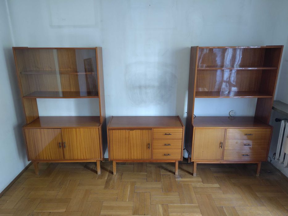 Zestaw mebli Odra (PRL). Trzy komody z nadstawkami i sekretarzyk
