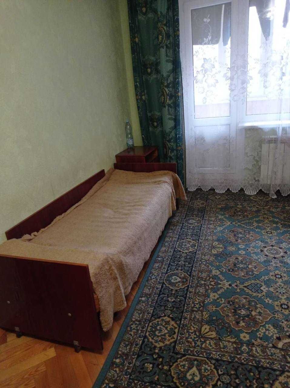 Дівчина на підселення в кімнату