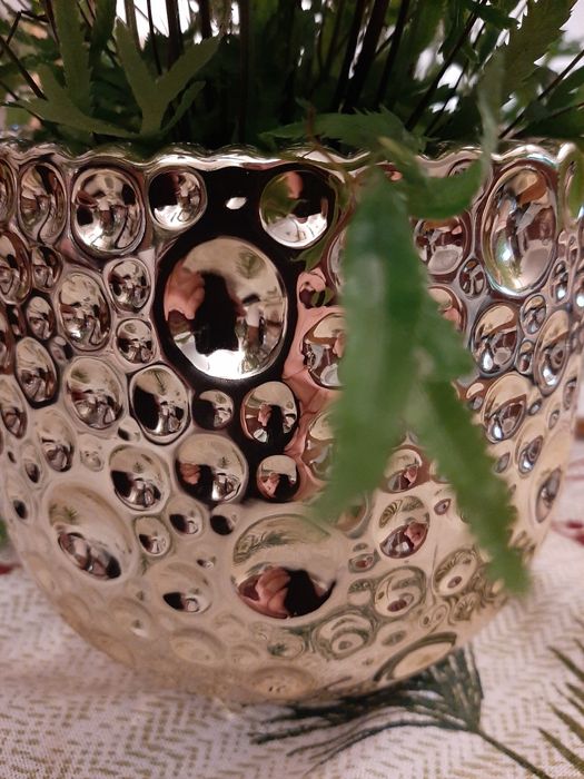 Duża osłonka do roślin, w kolorze jasnego złota.