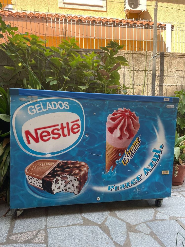 Arca a venda como nova, estou a vender, porque não tenho espaco.