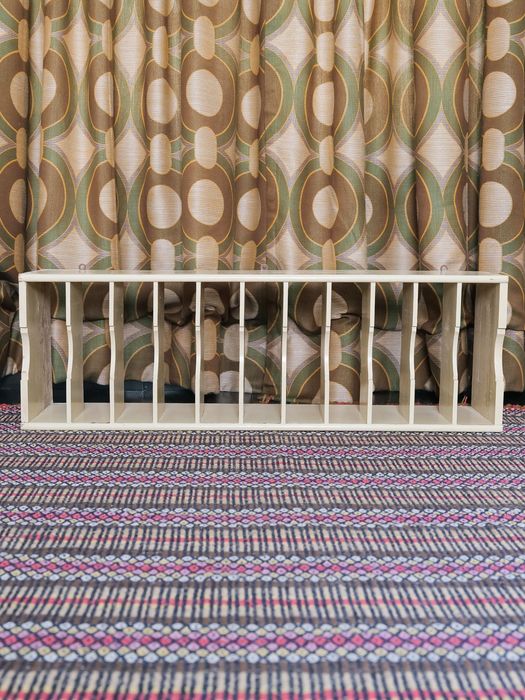 Estante de parede antiga em madeira