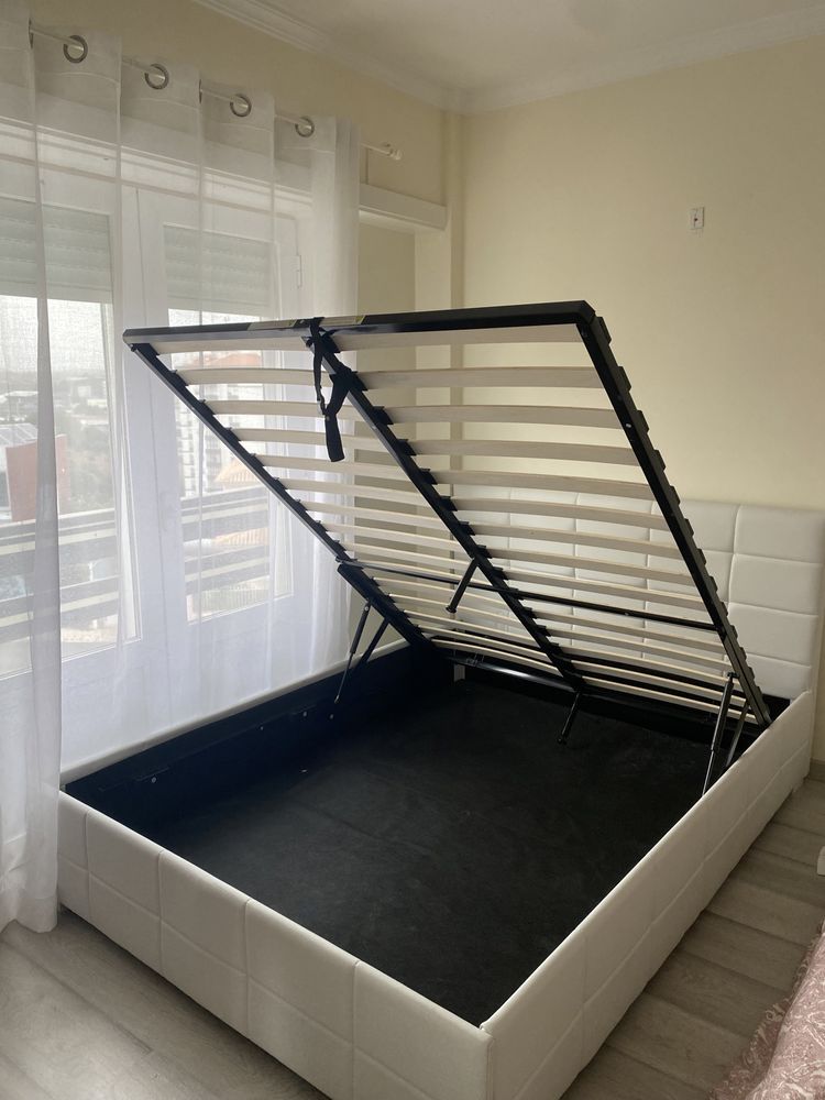 Cama de Casal com Arrumação