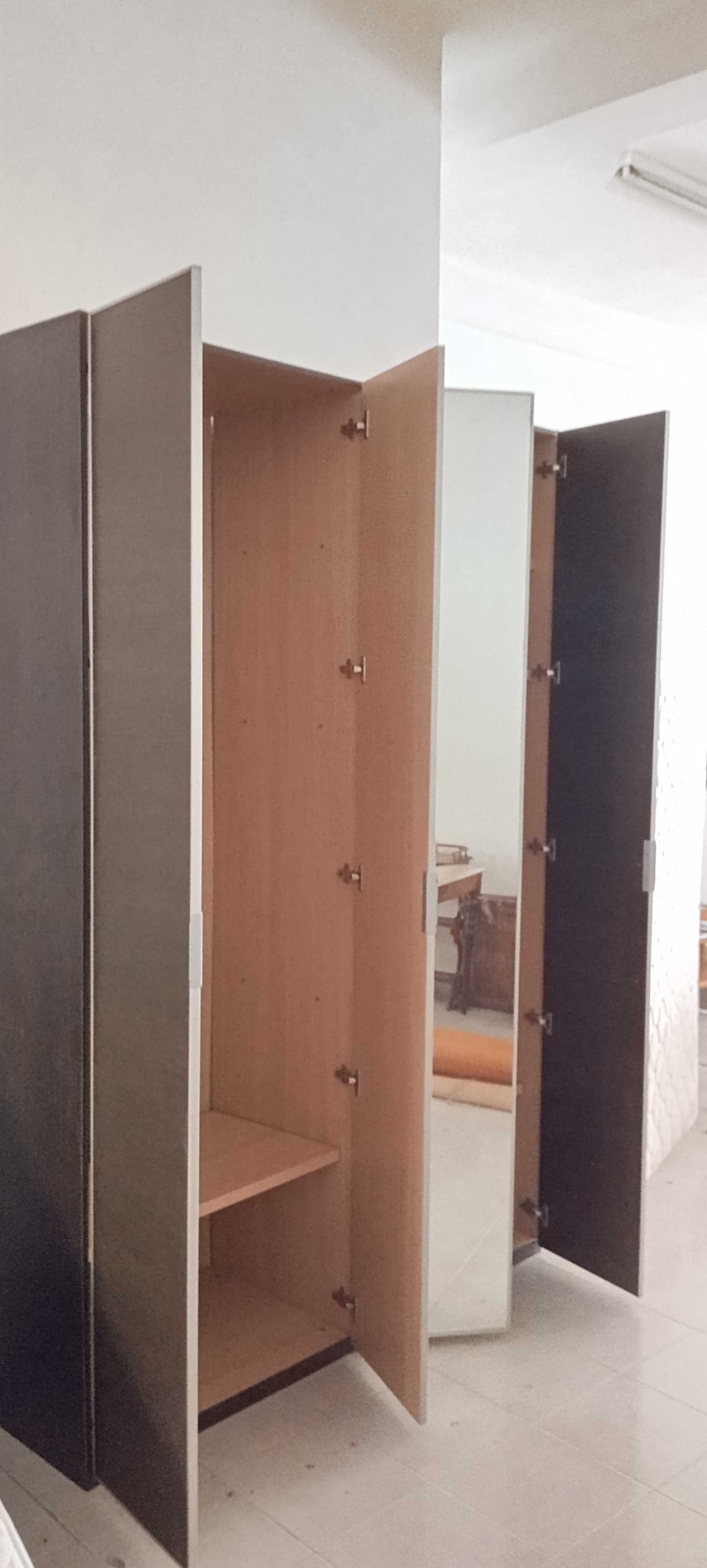 Roupeiro com três portas