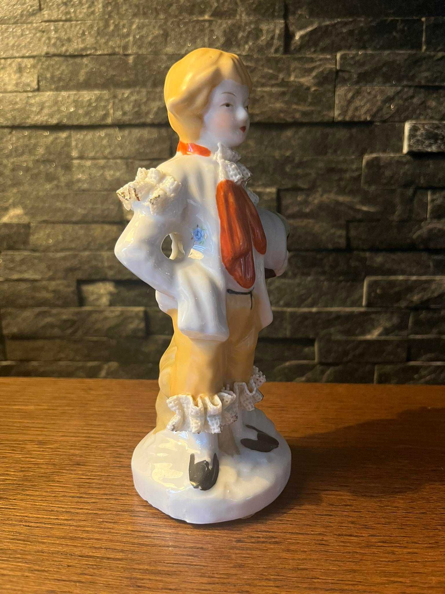 Panicz chłopiec figurka porcelana szkliwiona koronka