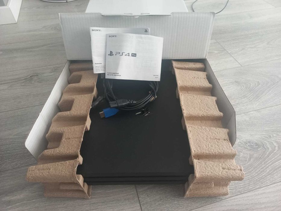 Playstation 4 Pro 1TB como NOVA com 2 comandos e carregador duplo