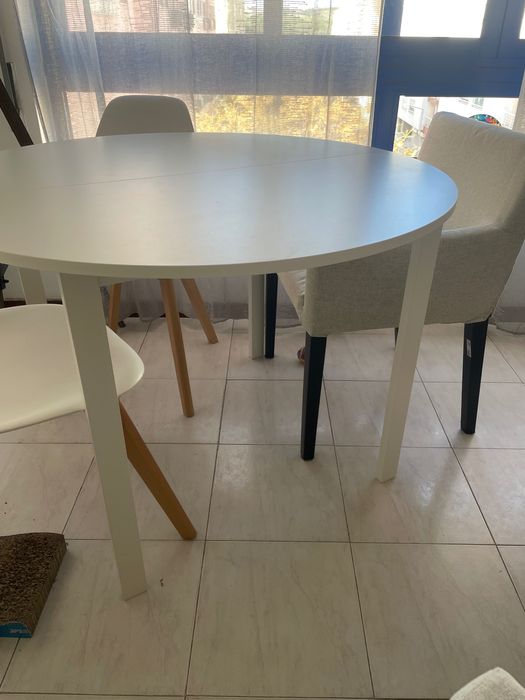 Secretaria e mesa de refeição