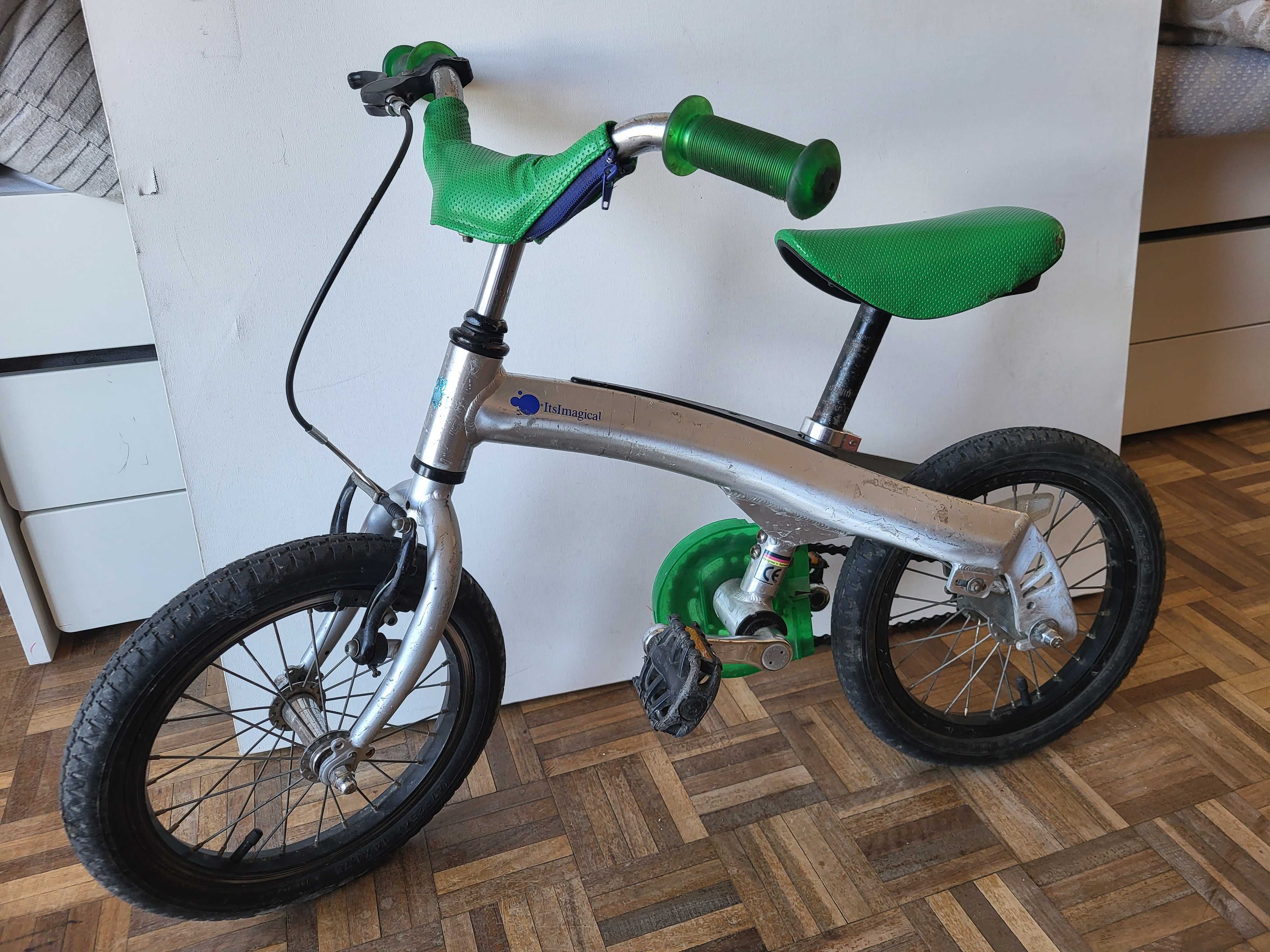 Bicicleta de equilíbrio mais também com pedais.