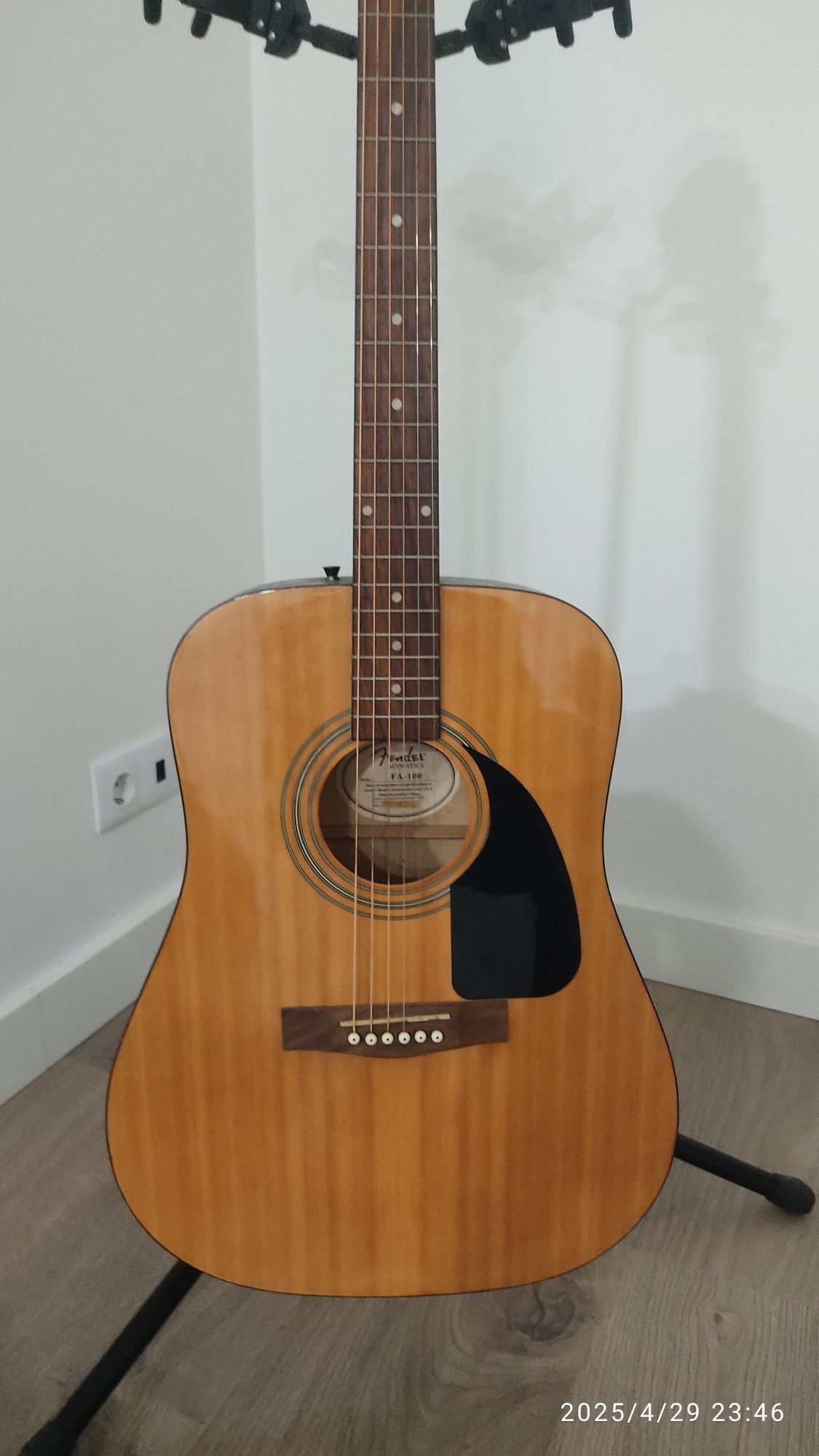 Guitarra e suporte de guitarra com pouco uso