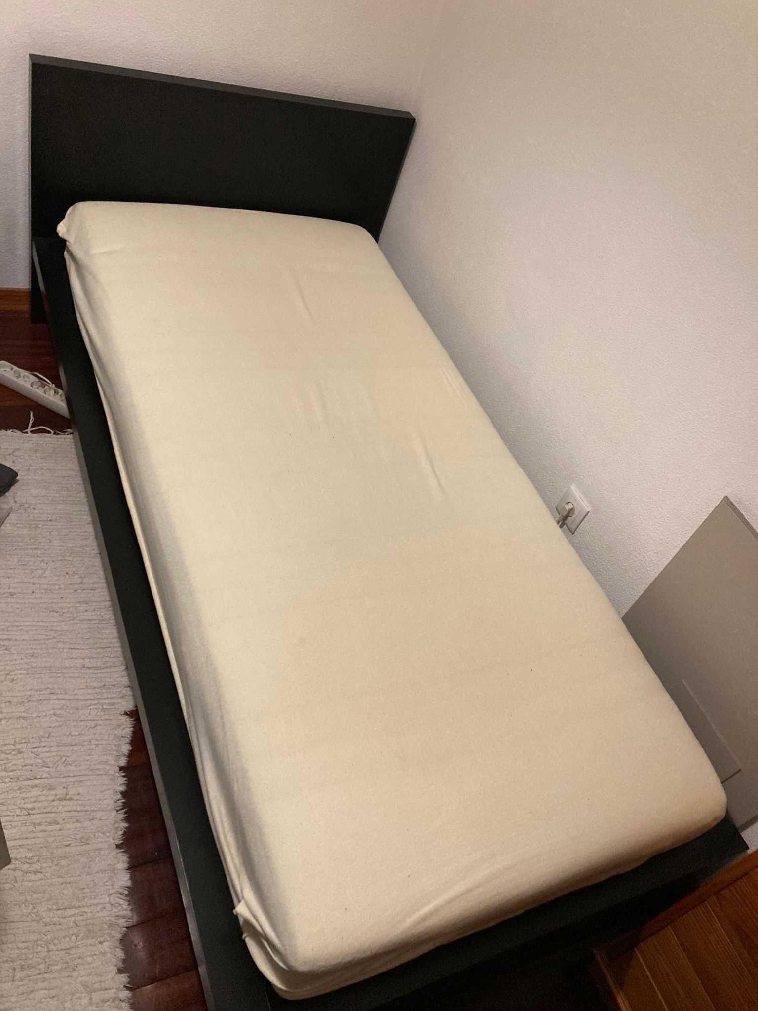 Cama solteiro + colchão IKEA  (90x200)