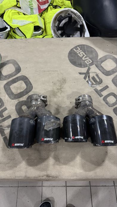 Б/у подвійні насадки вихлопа Akrapovic 63/101