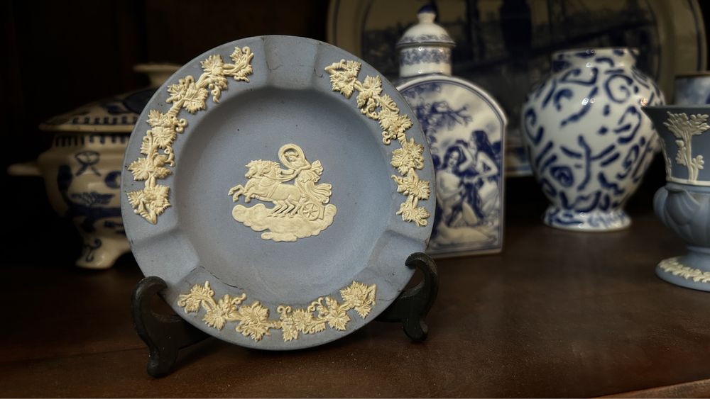 3 Peças Wedgwood Azuis + 2 suportes pratos