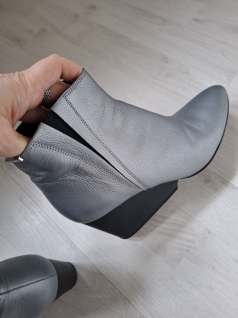 Botki na koturnie srebrne Calvin Klein 37