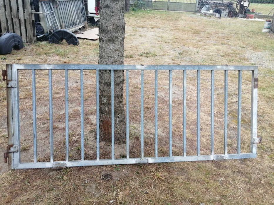 ogrodzenie: 4 przęsła, 2 x furtka + wstawki