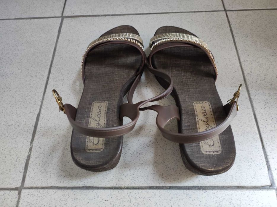 Sandálias castanhas e dourado confortáveis