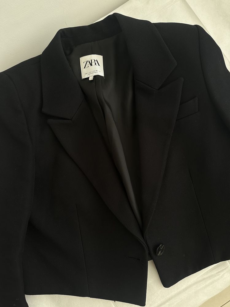 чорний укорочений піджак Zara