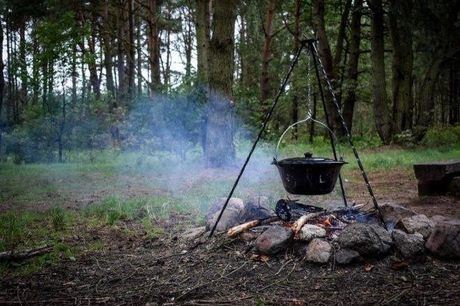 Kociołek węgierski emaliowany myśliwski 10L stojak, pokrywka +łyżka