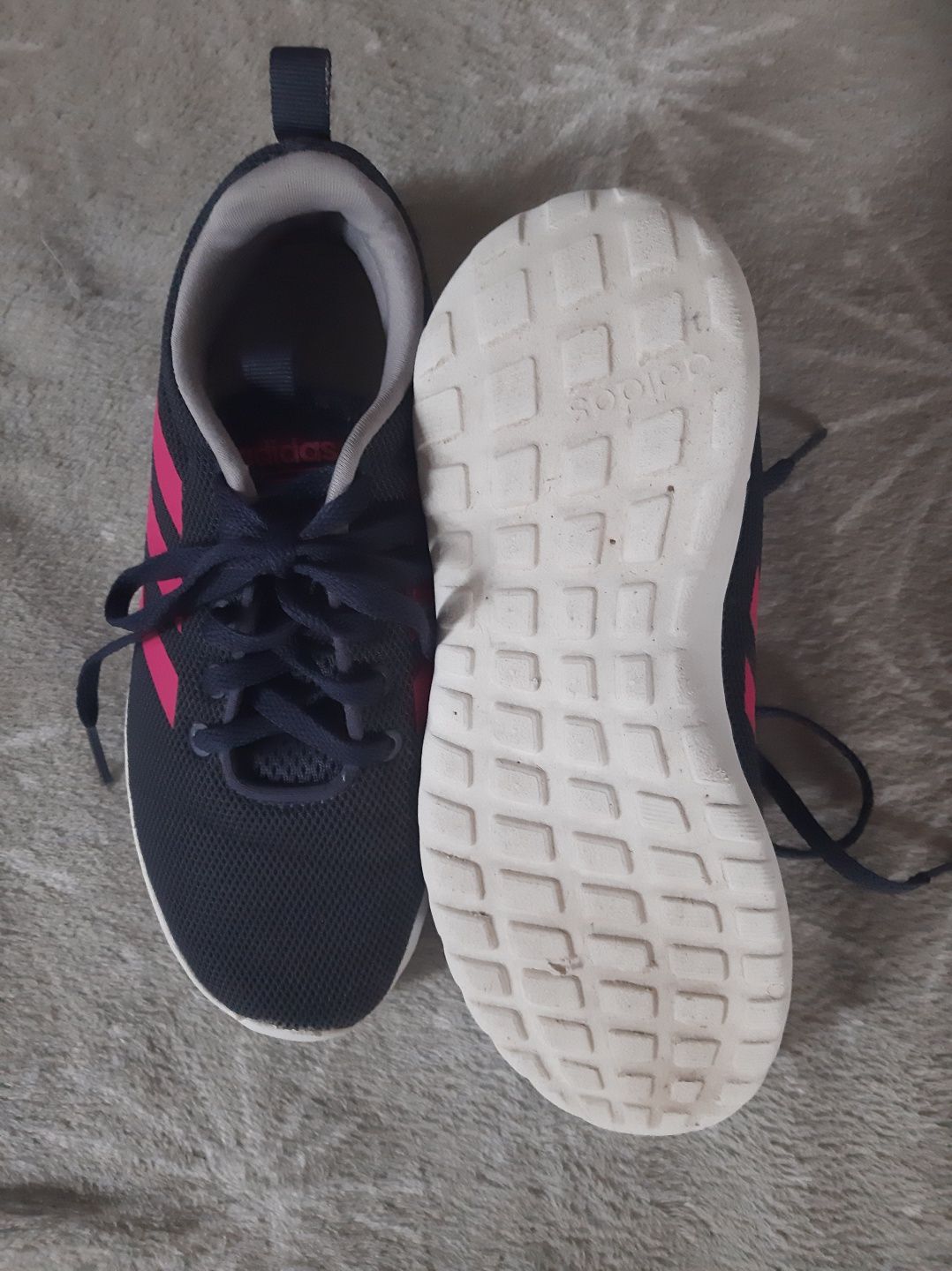 Оригинальные  кроссовки Adidas.  .Размер  32/ 33 .По стельке 20.5 см