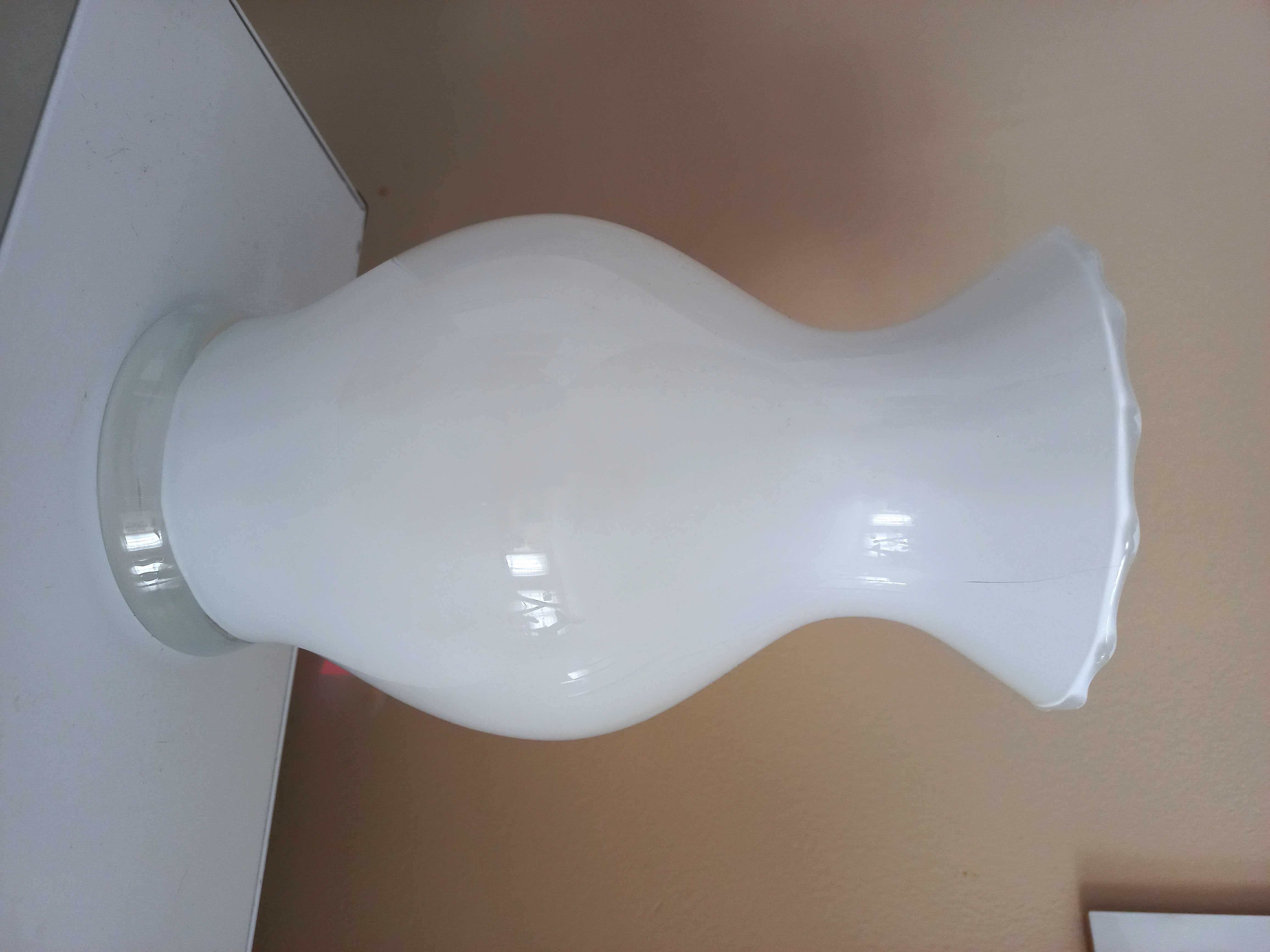 Szklany biały wazon prosty w formie