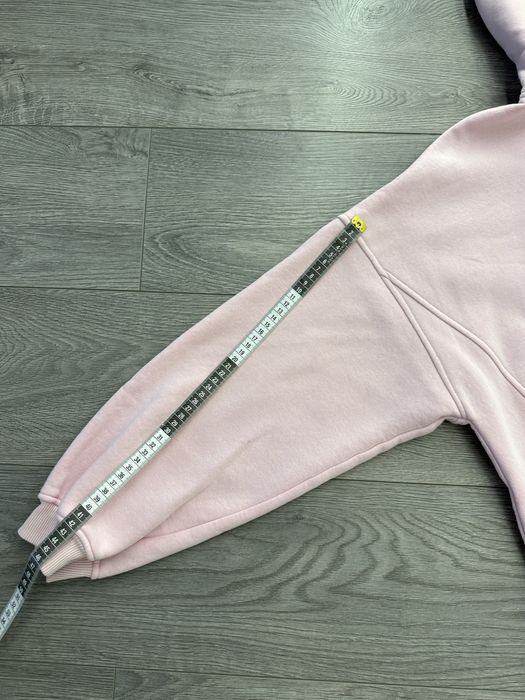 Рожеве худі.