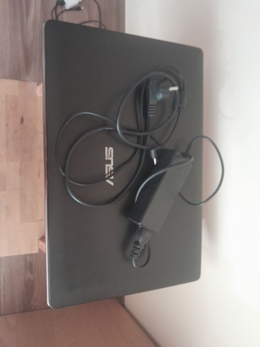 Laptop uszkodzony na części
