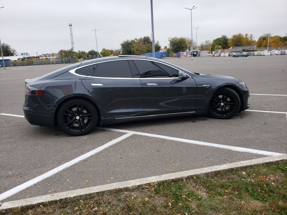 Tesla Model S 2015 85D ідеал