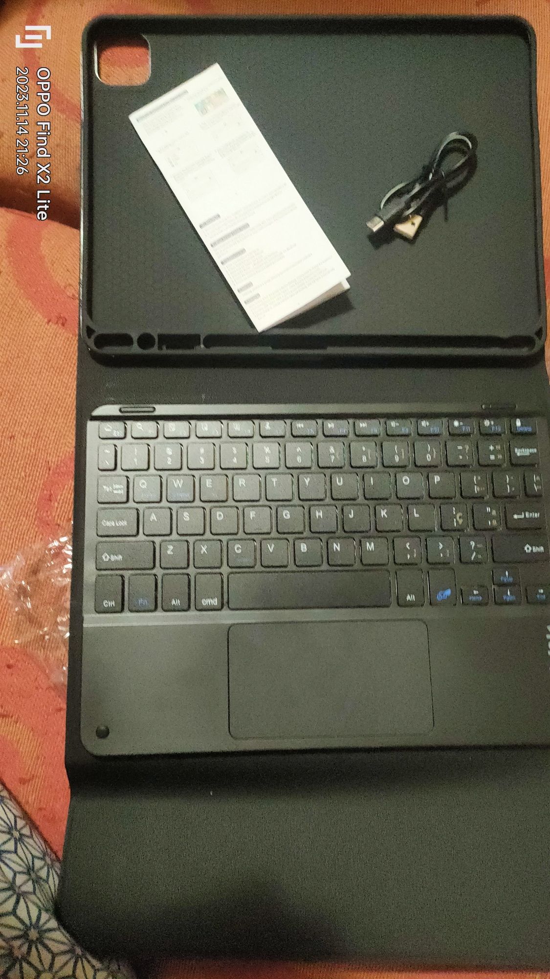 Capa com teclado bluetooth magnético