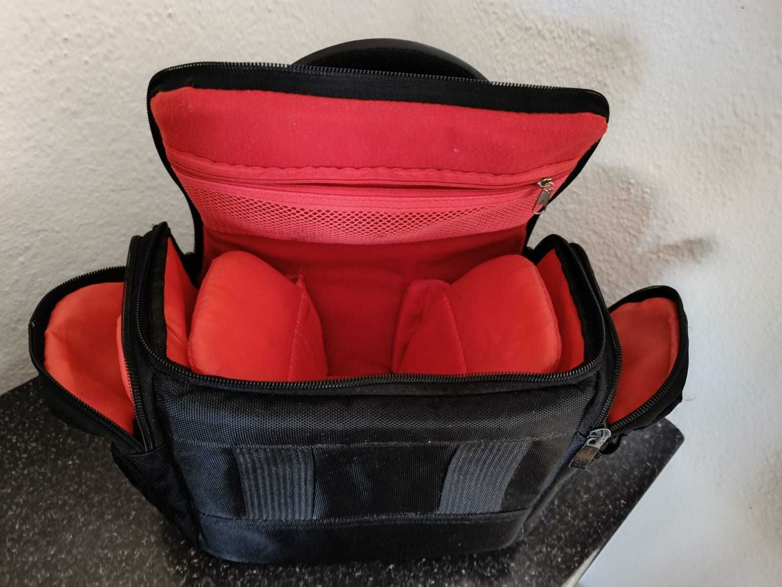 Bolsa de câmera profissional com boas divisões.