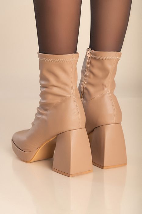 Трендові бежеві ботильйони сапоги на каблуку ботинки черевики 41