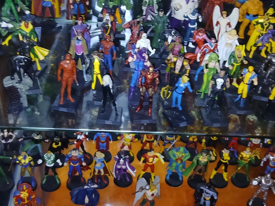 Coleção 110 figuras  chumbo da marvel