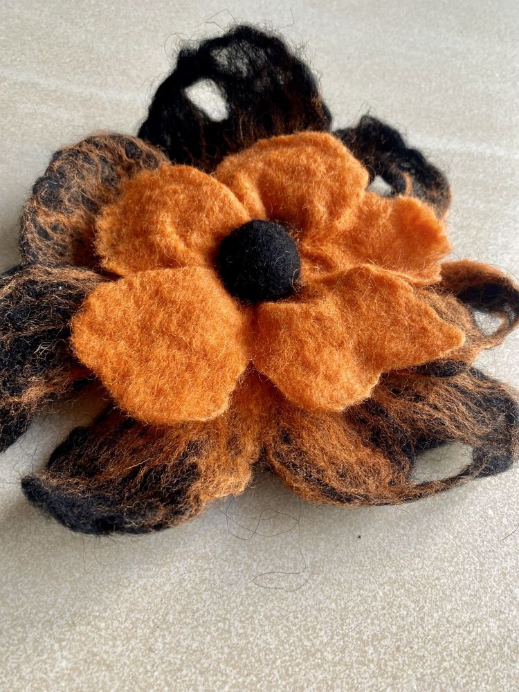 Broszka z wełny merynosów handmade duża