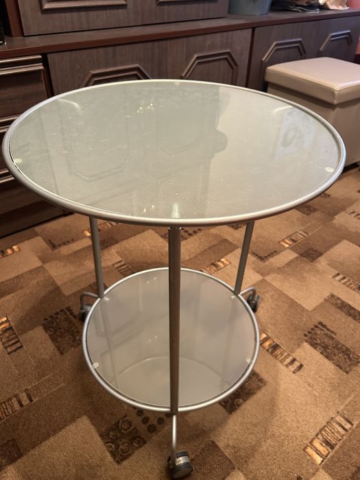 Szklany stolik na kółkach