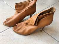 Botins de pele cor Camel