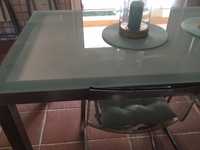 Mesa com estrutura em inox e tampo de vidro e 4 cadeiras em acrilico
