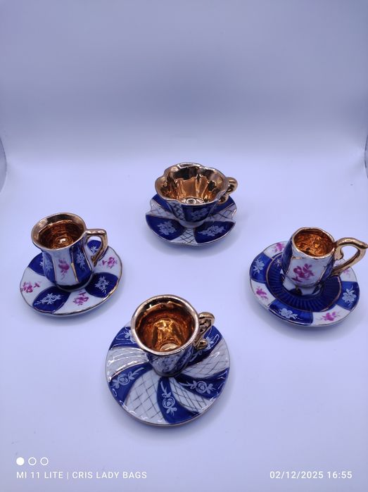 Conjunto de quatro mini chávenas de coleção azul e dourado