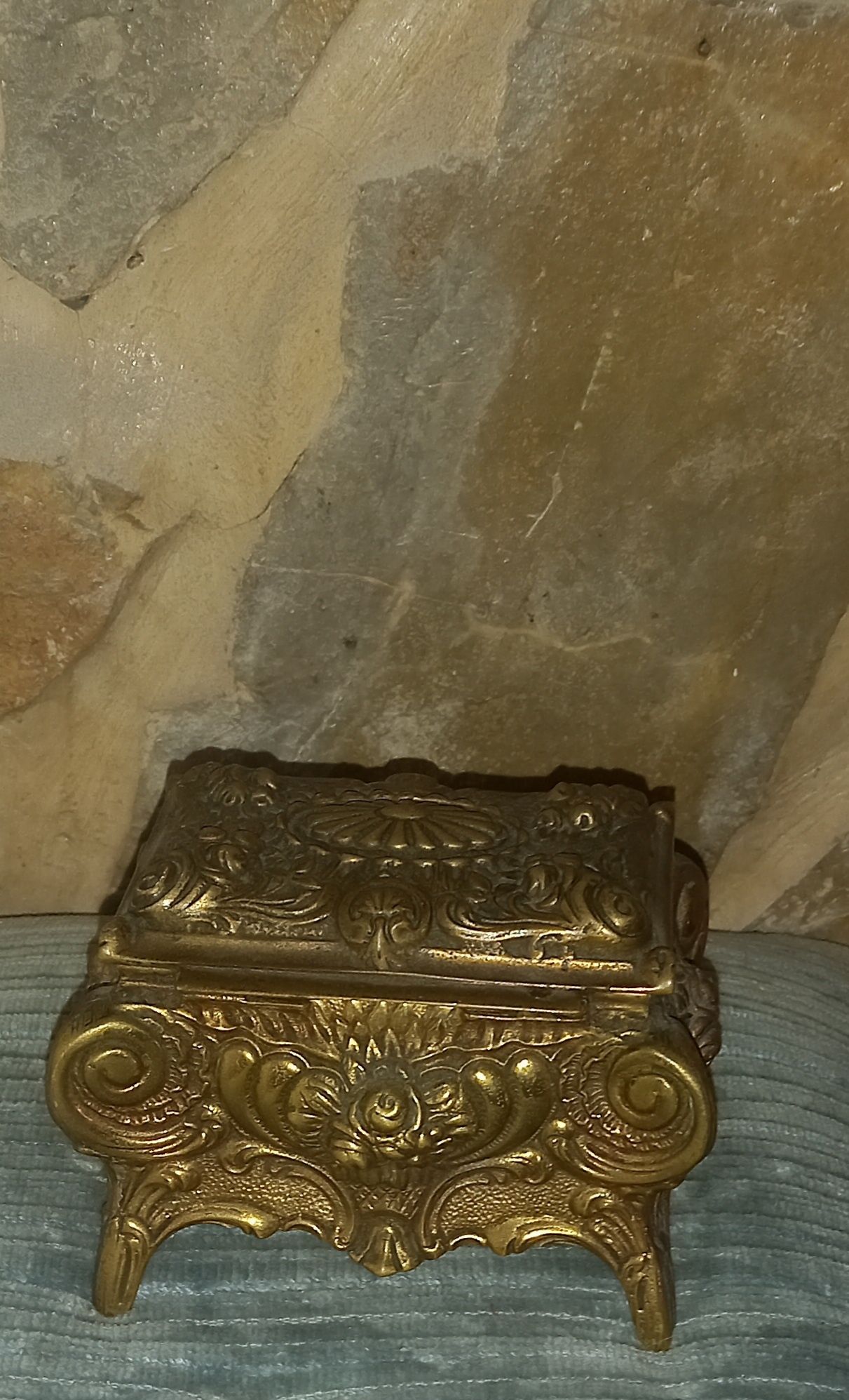 Guarda joias antigo em bronze peso 850g