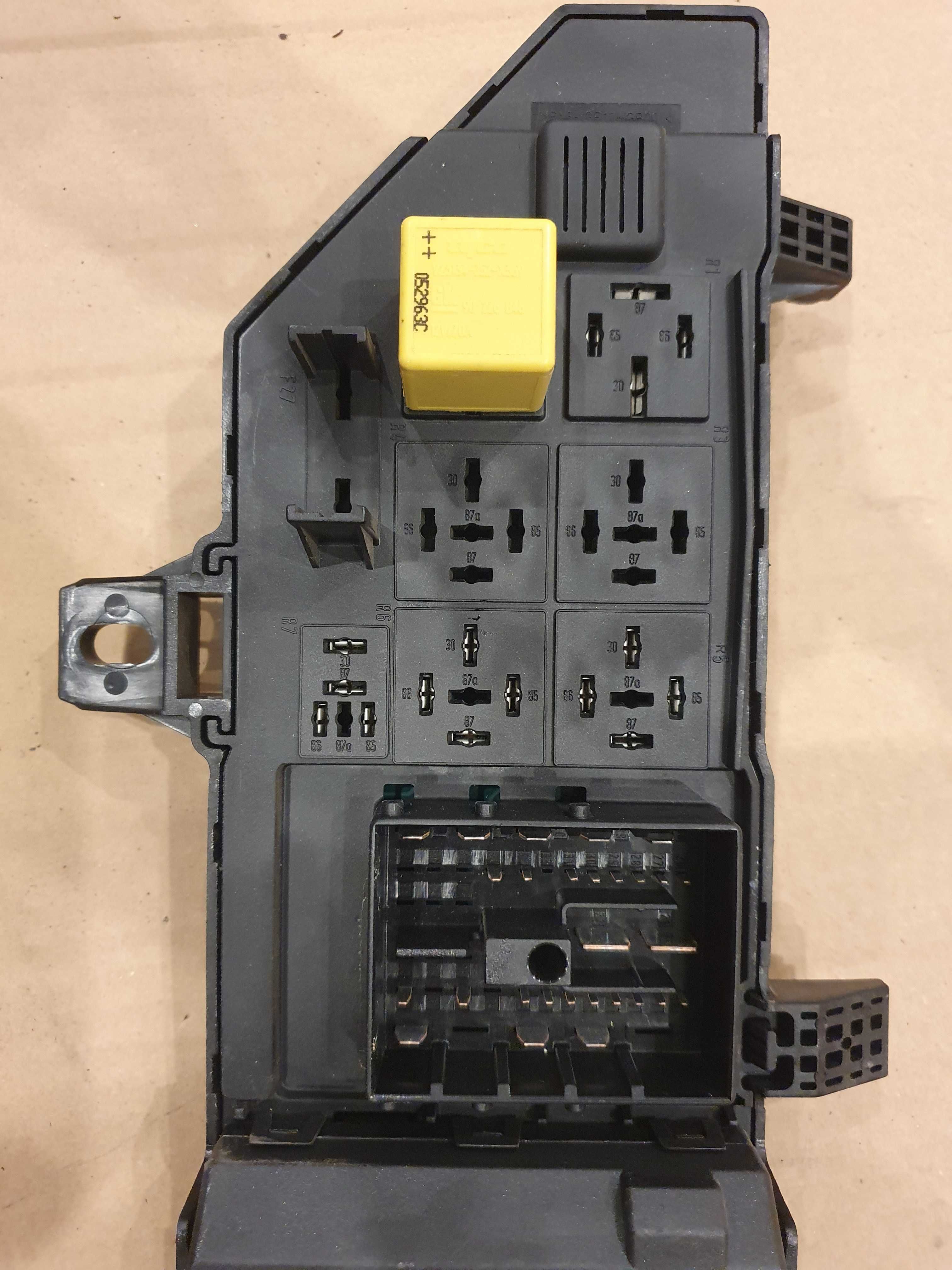 Skrzynka modul bezpieczniki Opel Signum 1.9 cdti Vectra c Lift sprawna