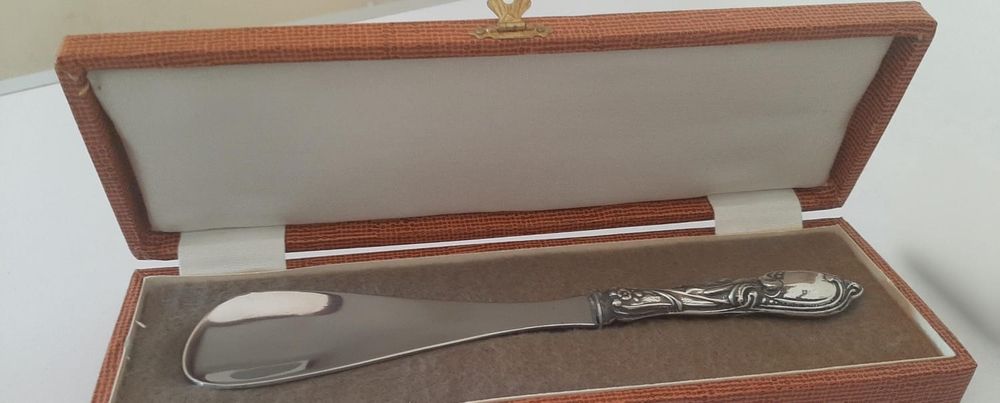 Calçadeira com cabo revestido a prata relevada