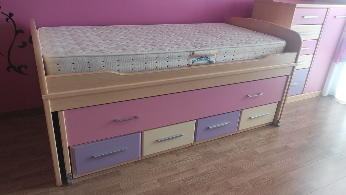 Cama  e  cómoda (quarto)