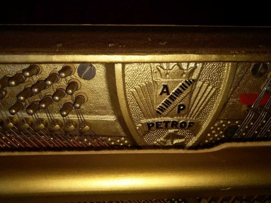 Pianino Petrof, mechanicznie perfekcyjne. W zestawie z krzesłami.