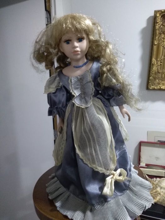 Boneca em porcelana com vestido azul/acinzentado
